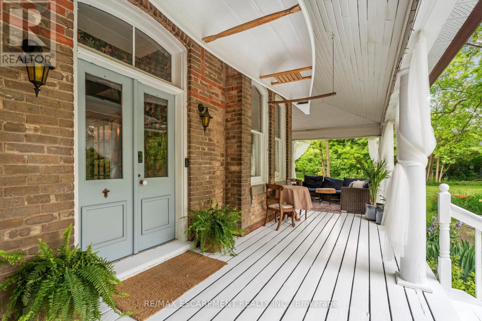 Wrap around porch, front entrance