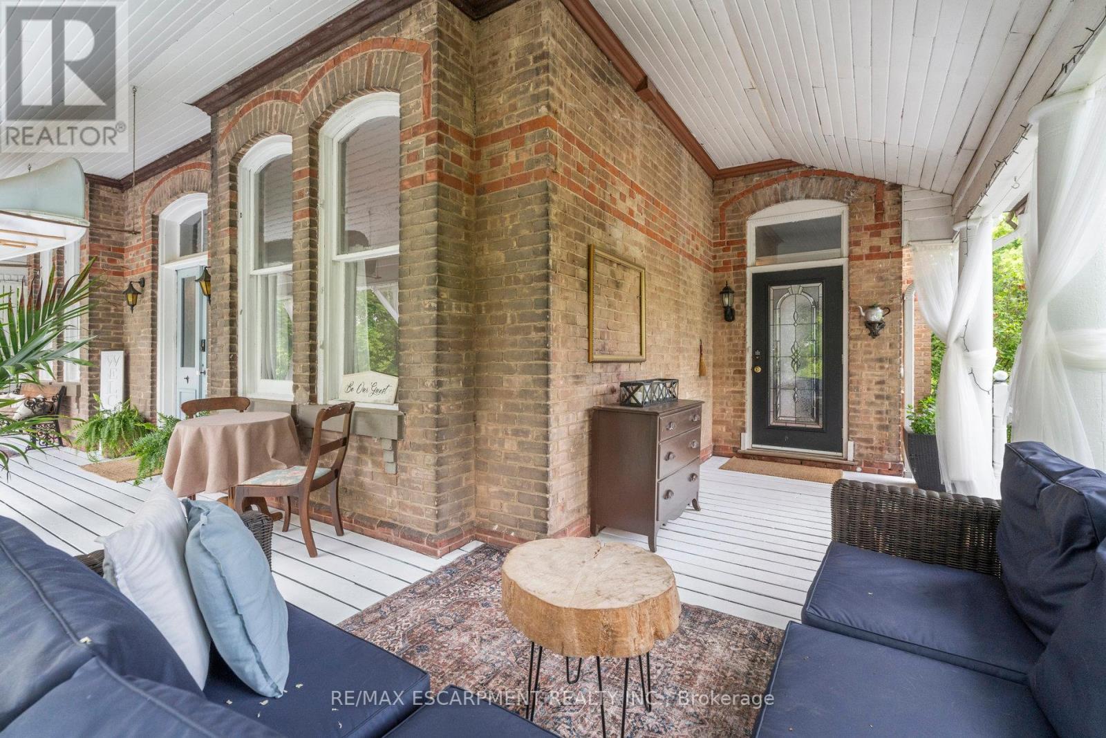 Wrap around porch, access to kitchen