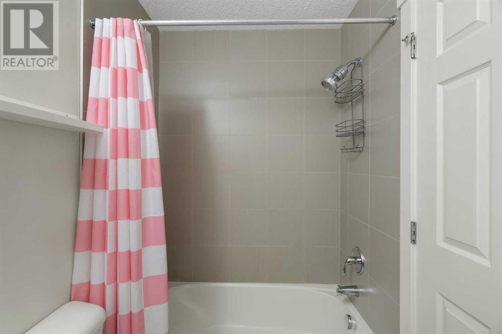 Single Family House Loft for Sale in    Avenue NW Varsity Calgary 