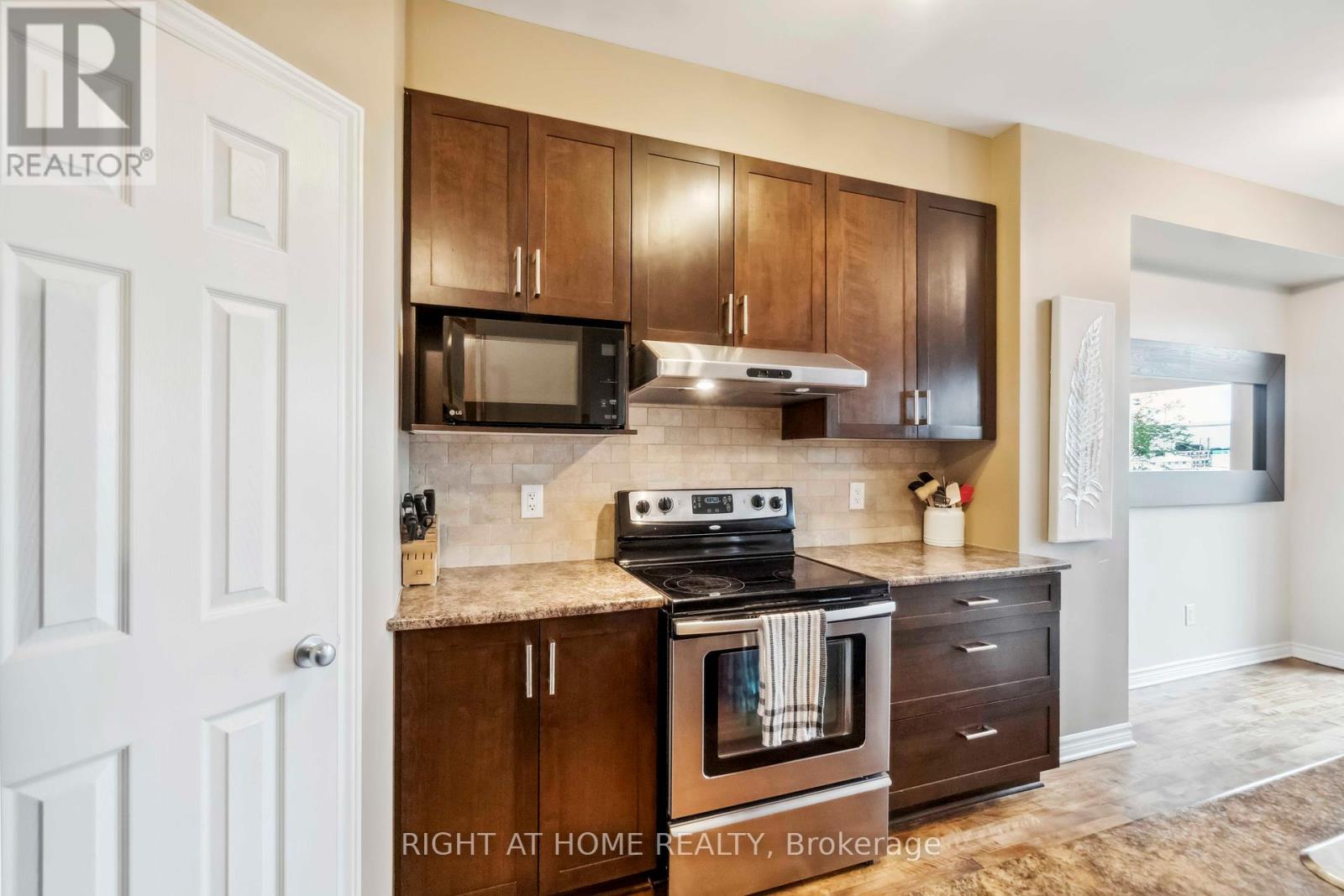 Photo 10 of 163 Mojave Crescent, Ottawa ON
