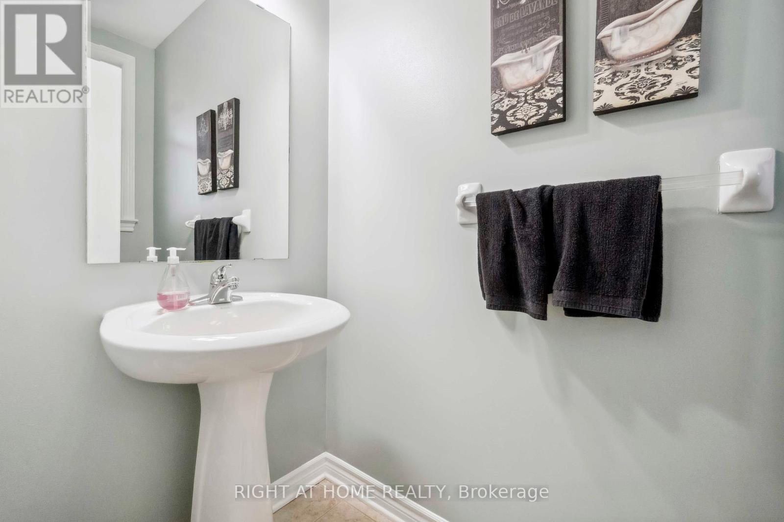 Photo 12 of 163 Mojave Crescent, Ottawa ON