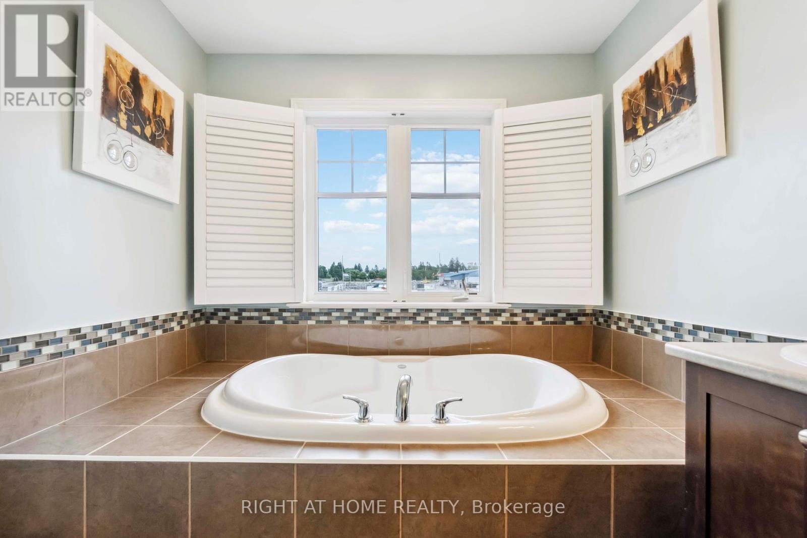 Photo 17 of 163 Mojave Crescent, Ottawa ON