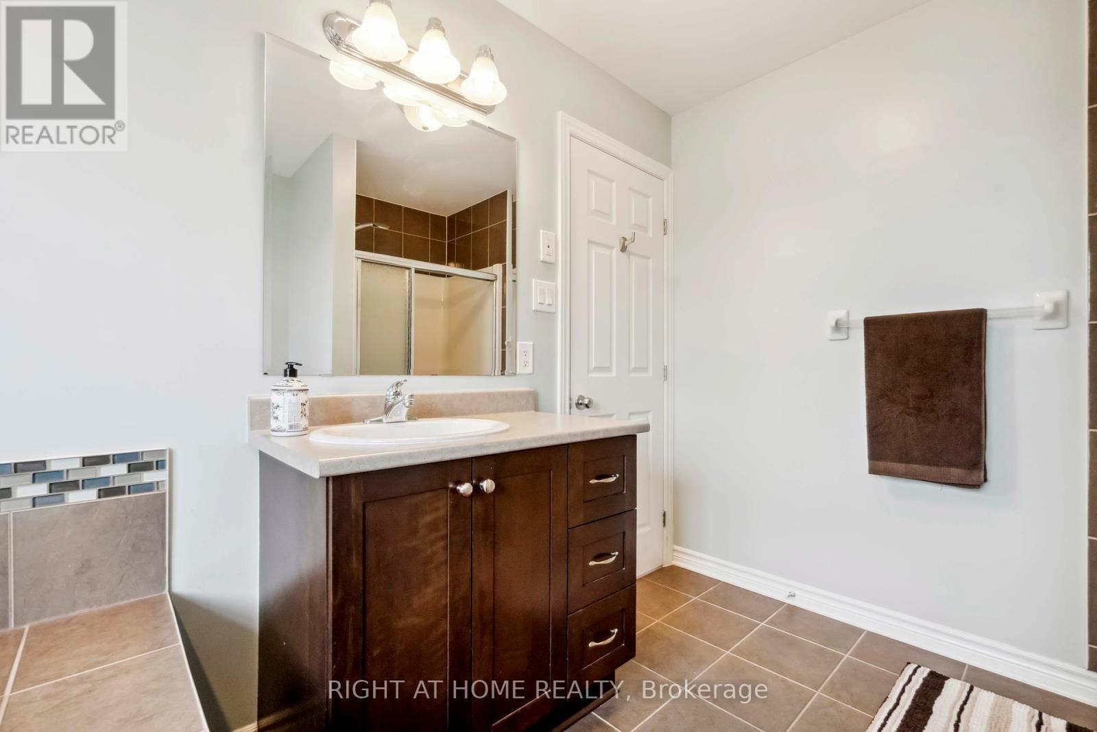 Photo 18 of 163 Mojave Crescent, Ottawa ON