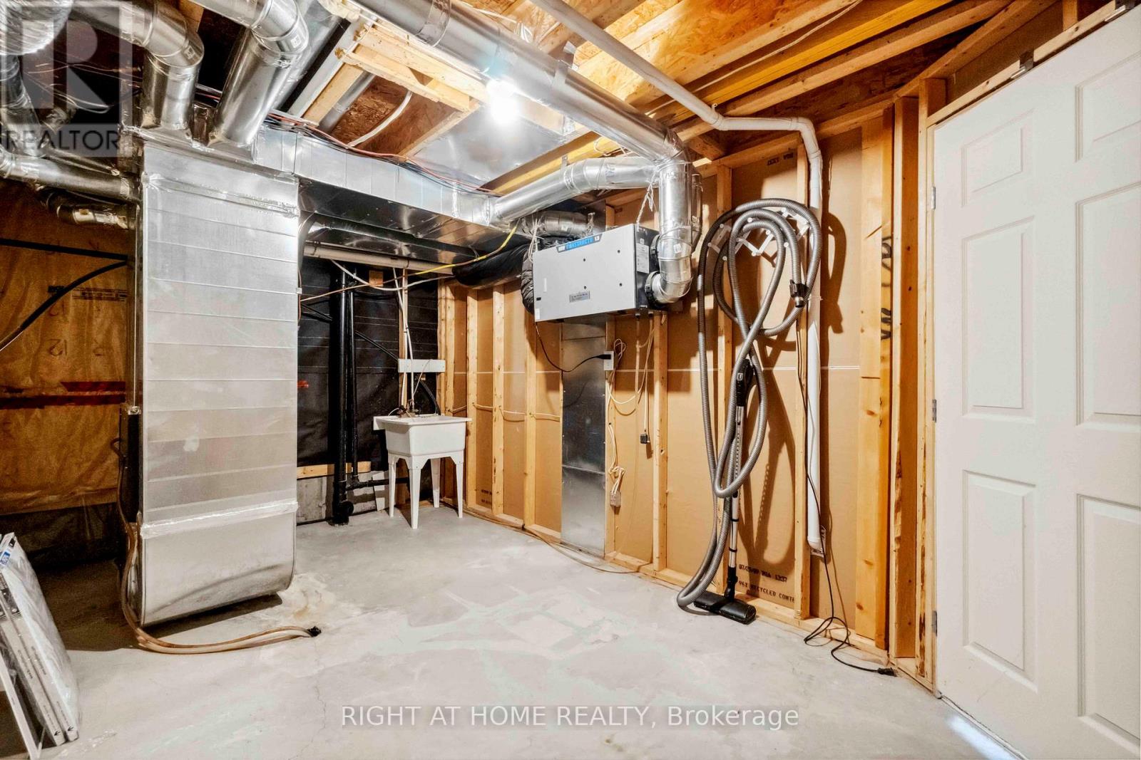 Photo 28 of 163 Mojave Crescent, Ottawa ON