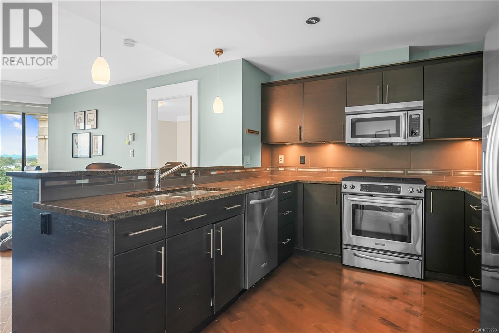 Photo 11 of 506 847 Dunsmuir Rd, Esquimalt BC