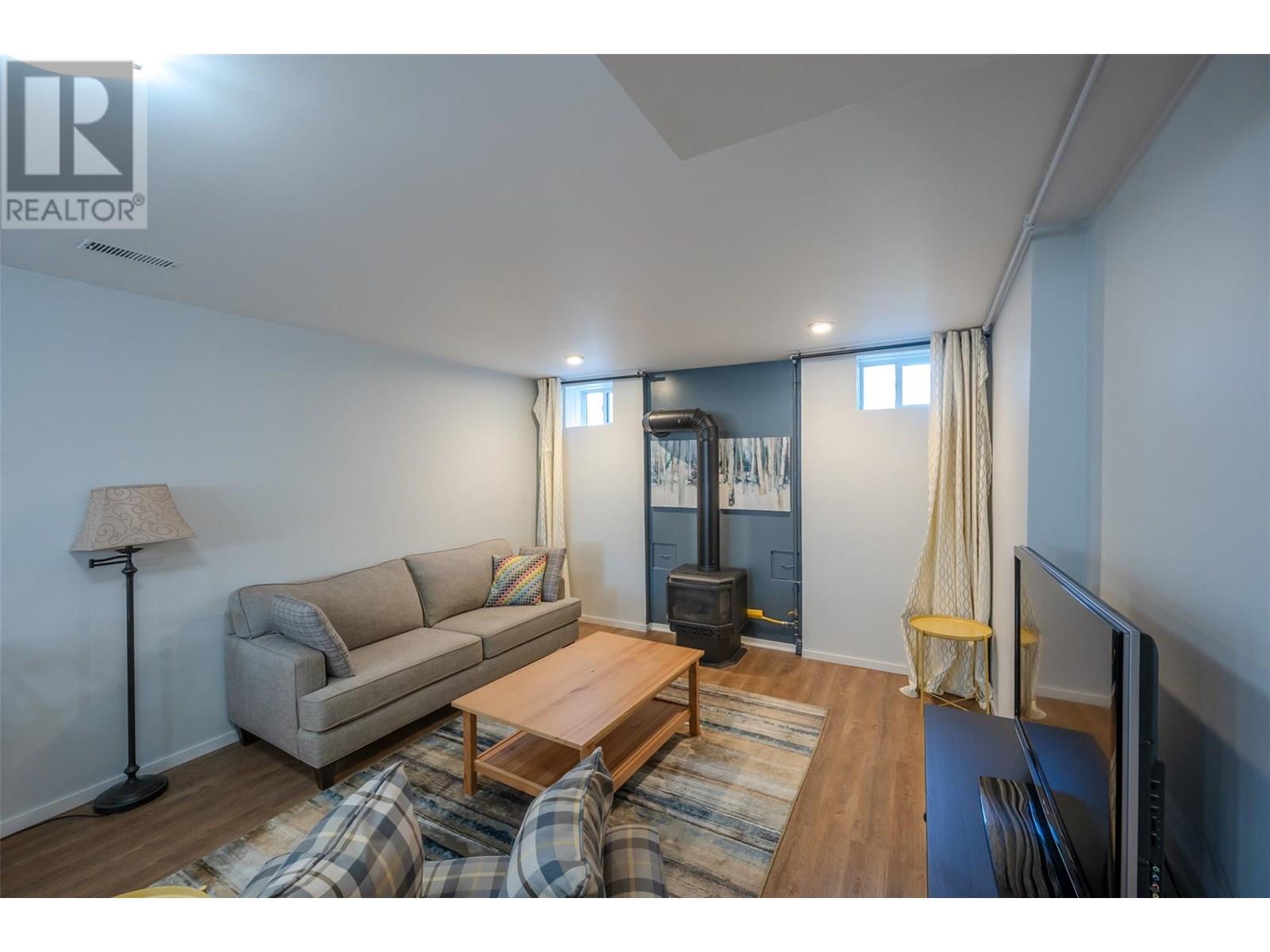 445 5 Road, Oliver