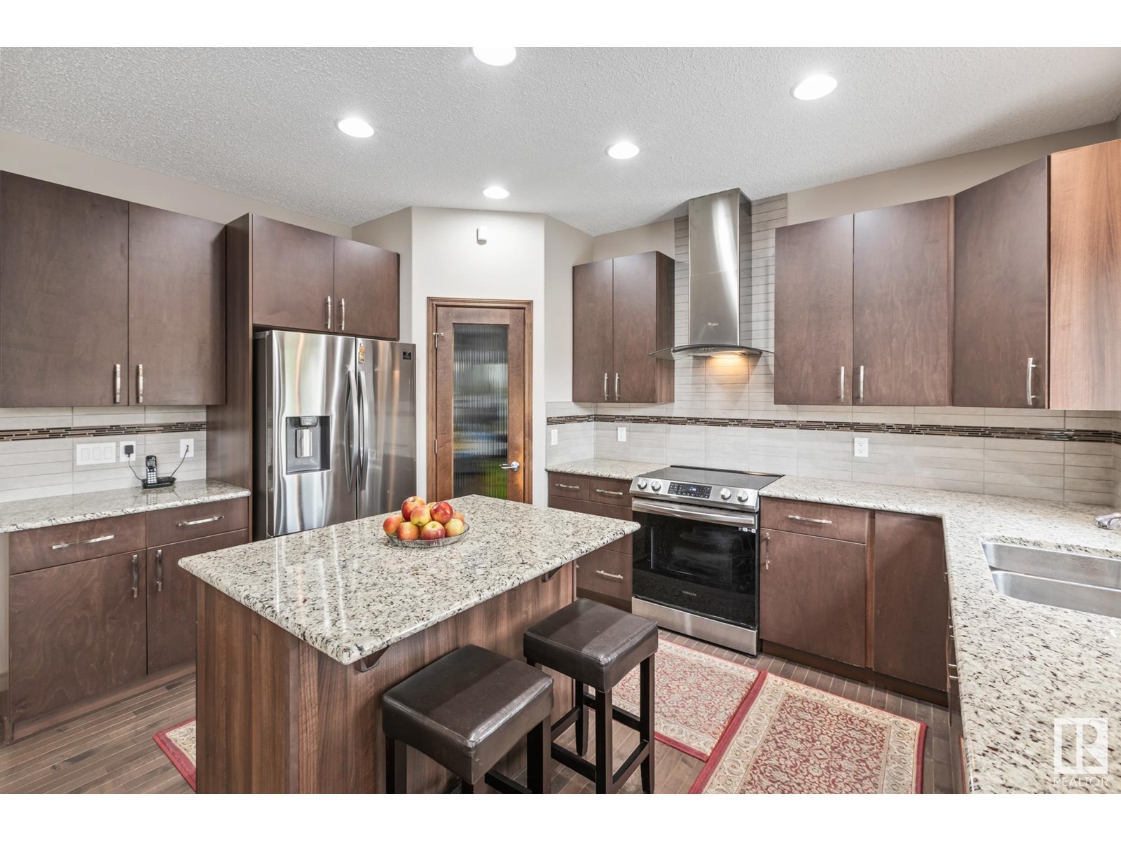 Photo 8 of 9520 206 St Nw, Edmonton AB
