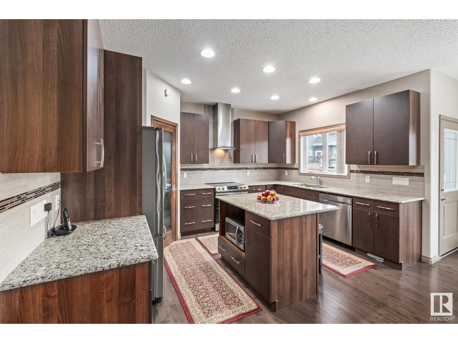 Photo 7 of 9520 206 St Nw, Edmonton AB
