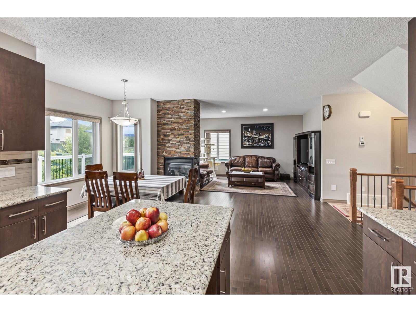 Photo 11 of 9520 206 St Nw, Edmonton AB