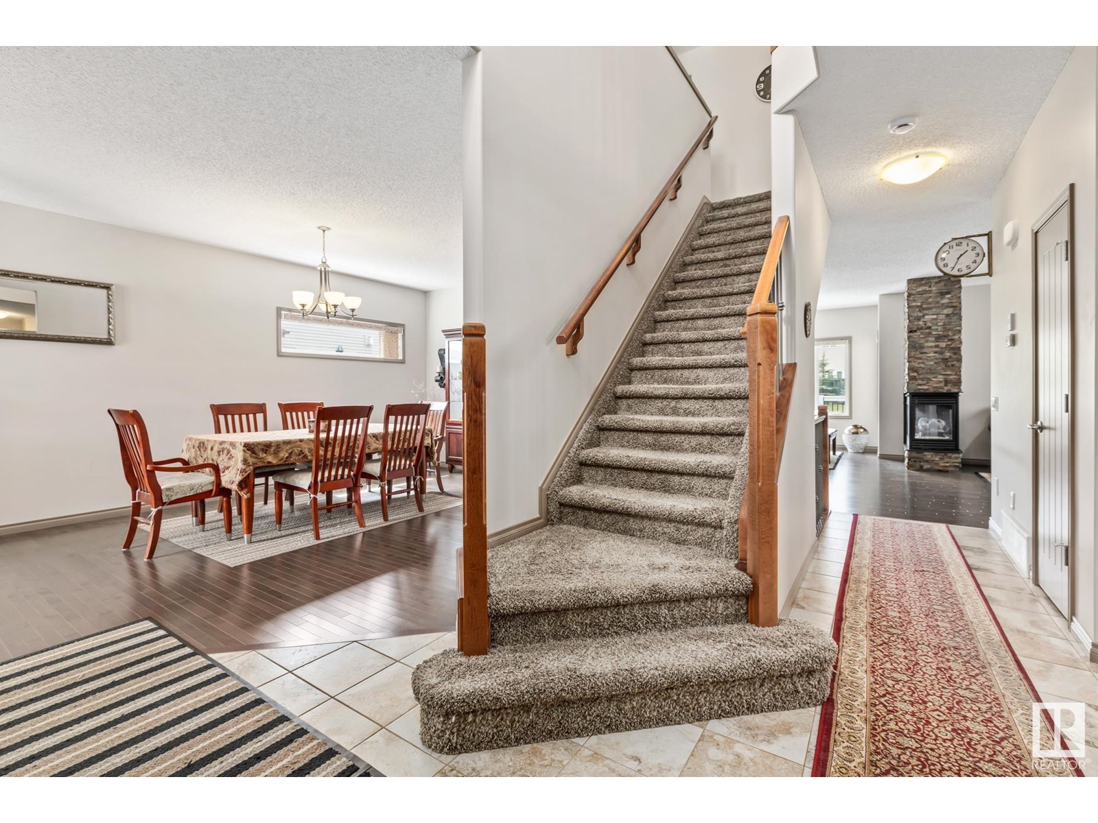 Photo 2 of 9520 206 St Nw, Edmonton AB