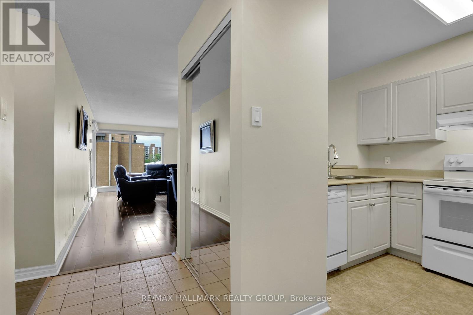 Photo 10 of 503 545 St Laurent Boulevard, Ottawa ON