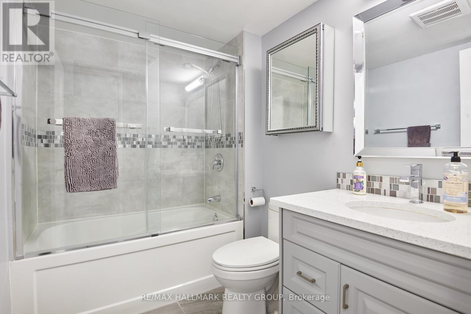 Photo 2 of 503 545 St Laurent Boulevard, Ottawa ON