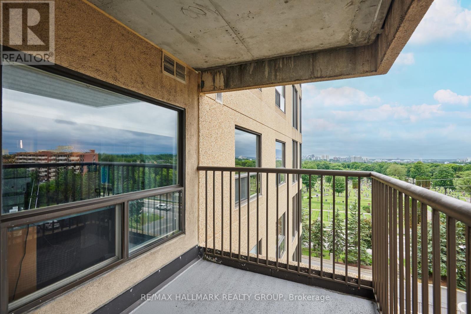 Photo 3 of 503 545 St Laurent Boulevard, Ottawa ON