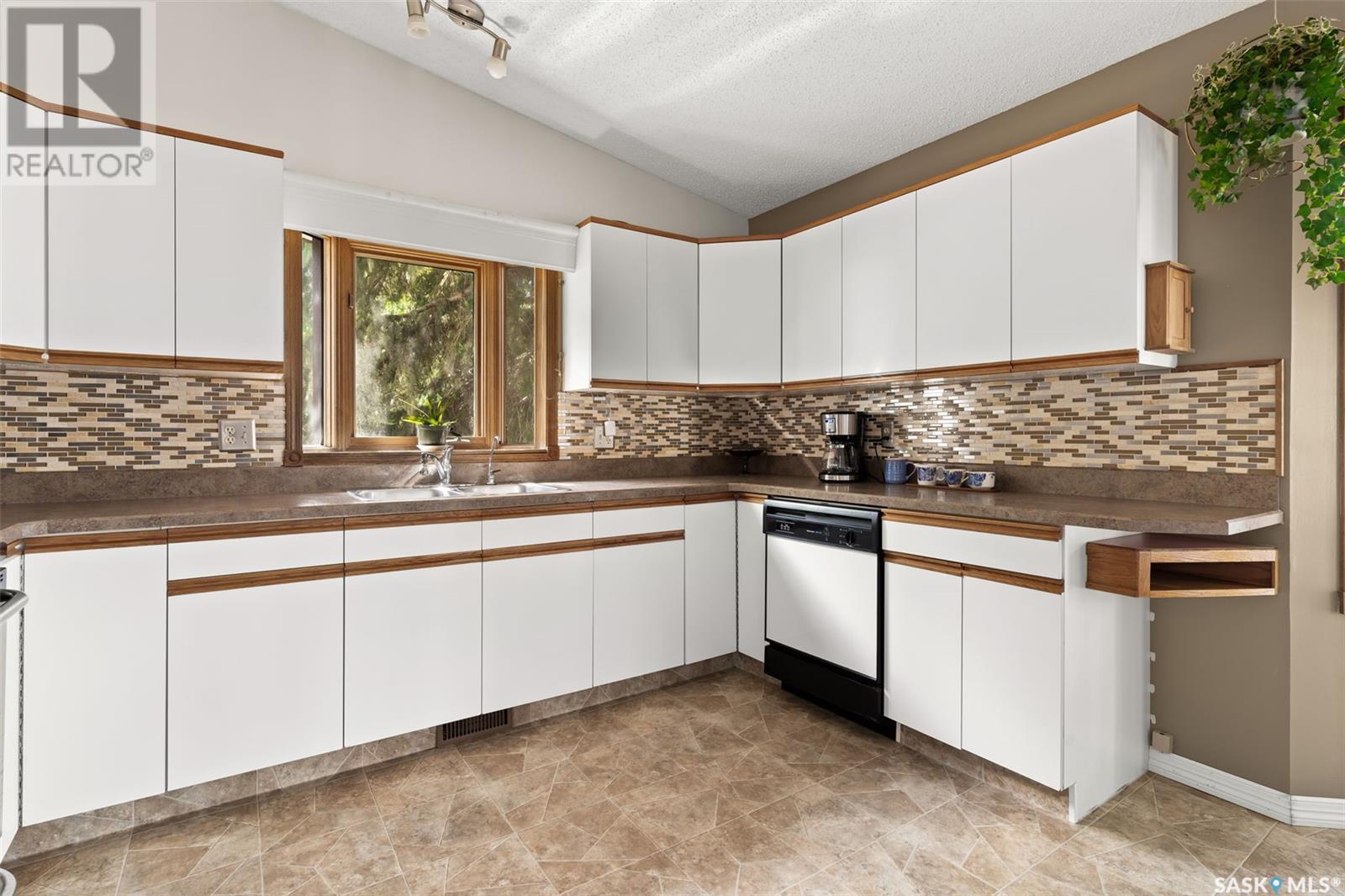 Single Family House Bungalow for Sale in  Greensboro DRIVE Regina 