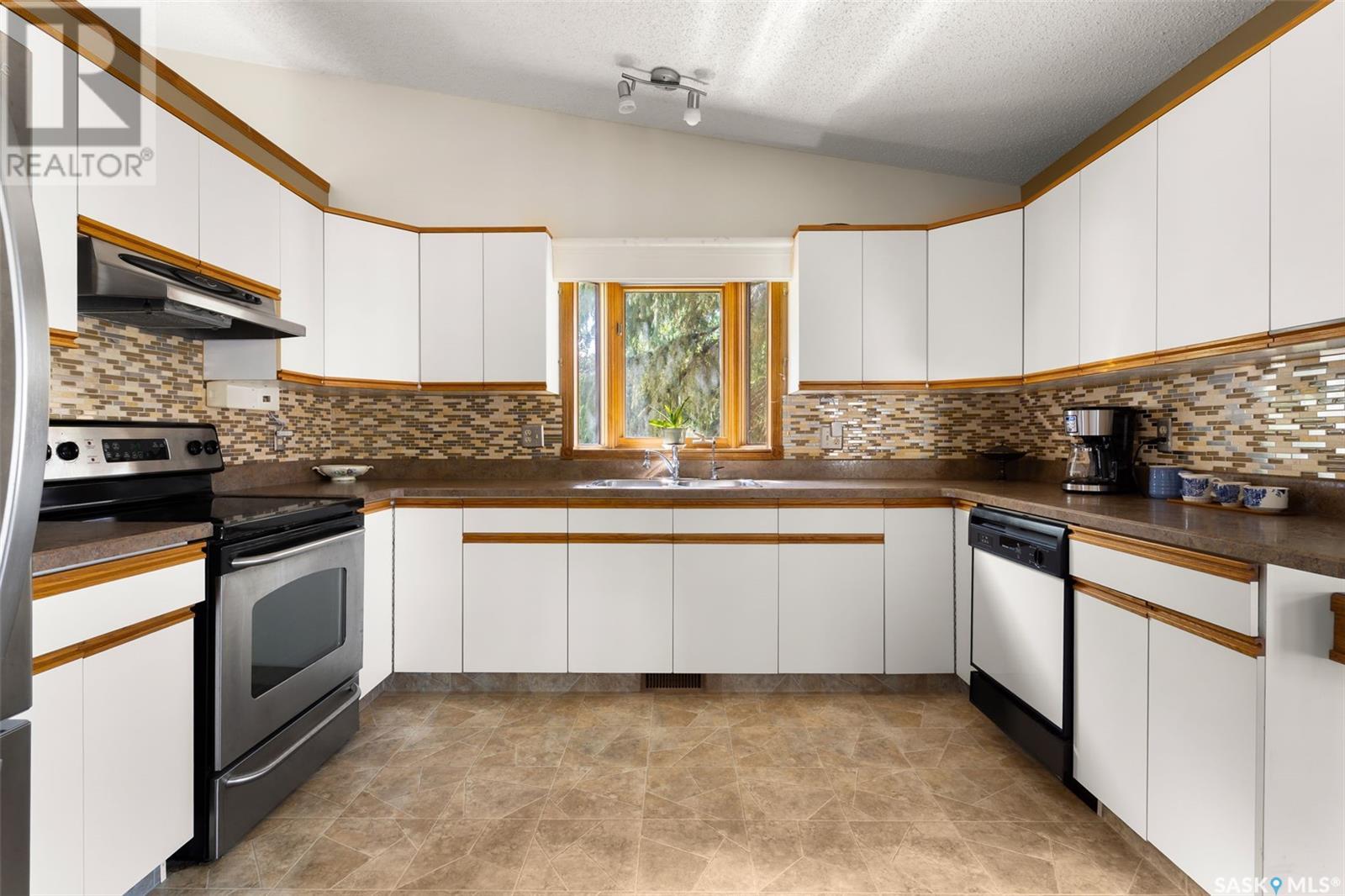 Single Family House Bungalow for Sale in  Greensboro DRIVE Regina 