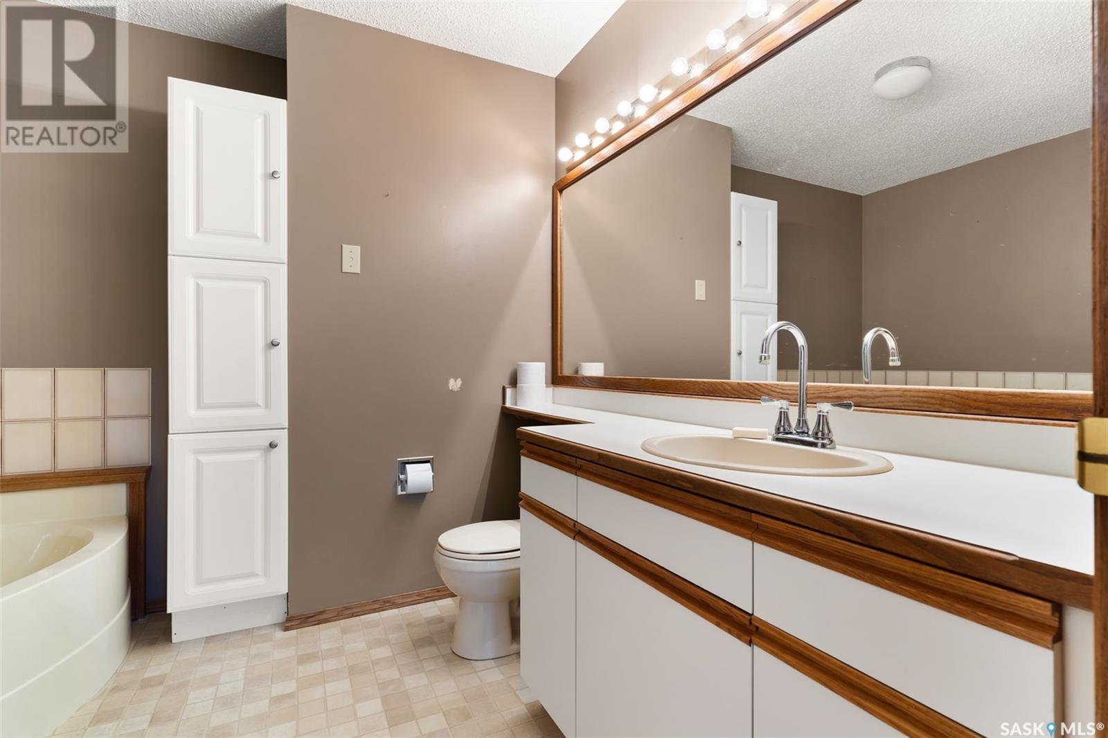 Single Family House Bungalow for Sale in  Greensboro DRIVE Regina 