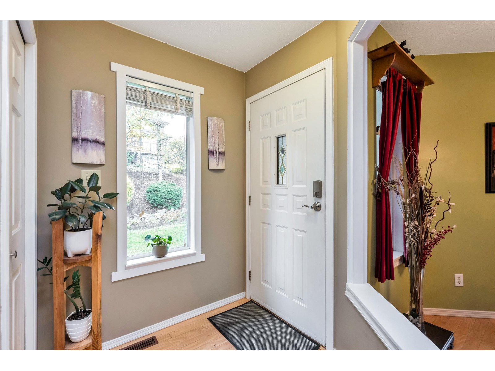 Photo 7 of 34386 Fraser Street, Abbotsford BC