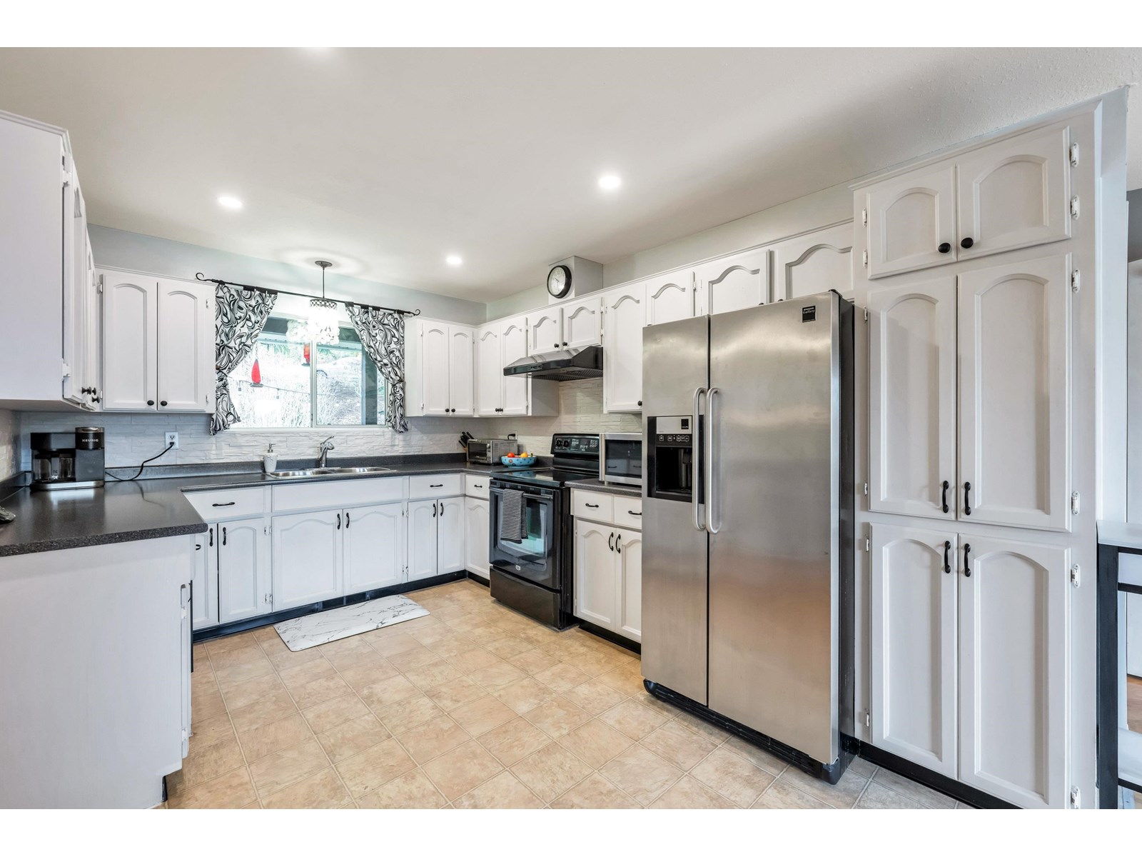 Photo 9 of 34386 Fraser Street, Abbotsford BC