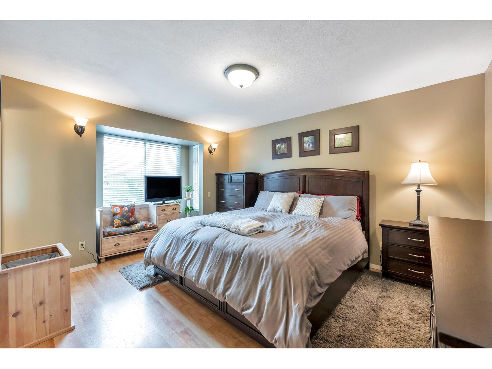 Photo 12 of 34386 Fraser Street, Abbotsford BC