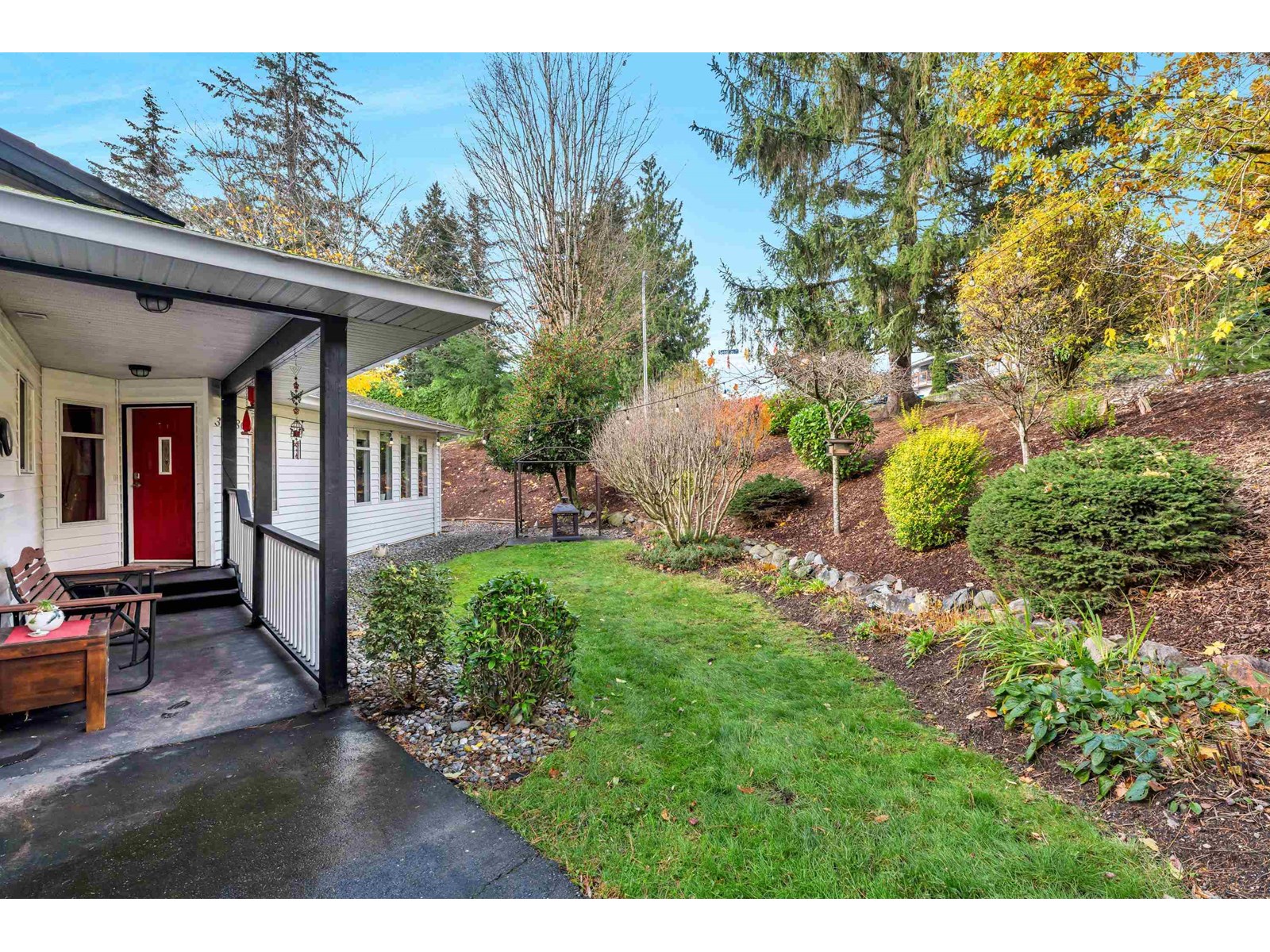 Photo 2 of 34386 Fraser Street, Abbotsford BC