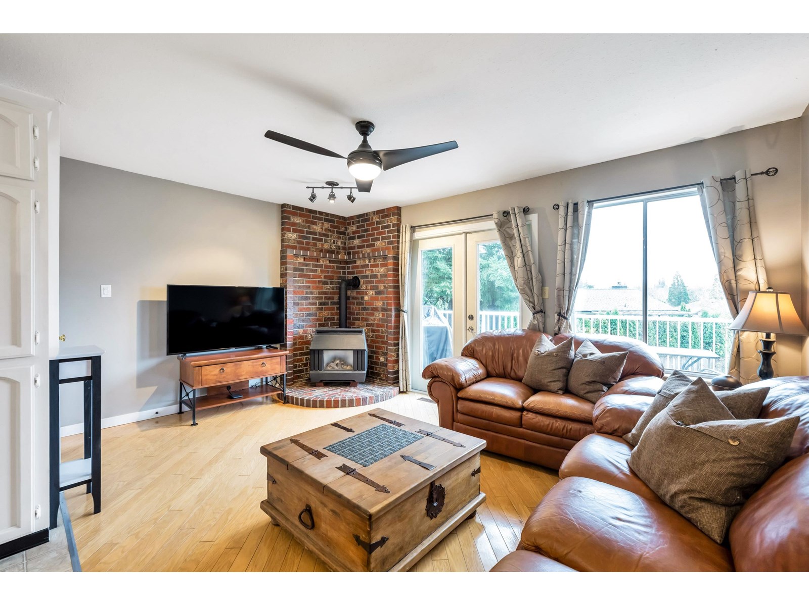 Photo 10 of 34386 Fraser Street, Abbotsford BC