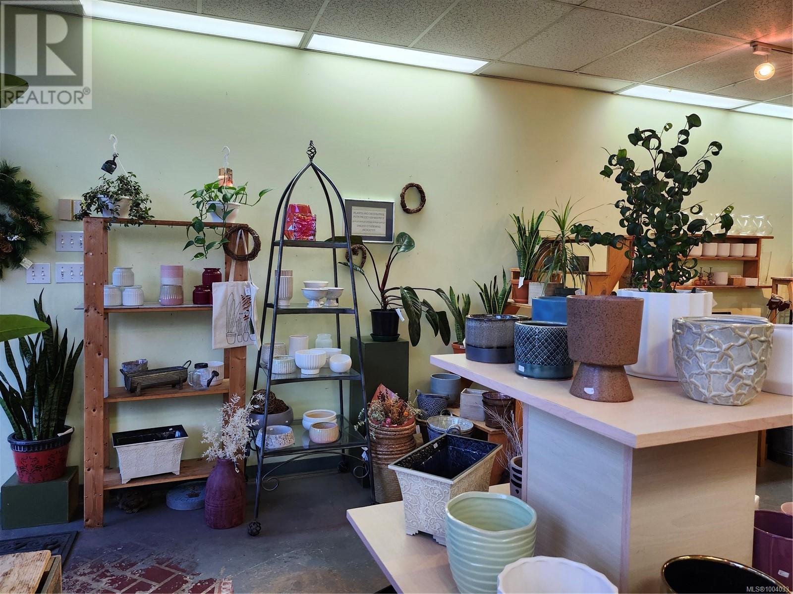 2 102 Island Hwy E, Parksville