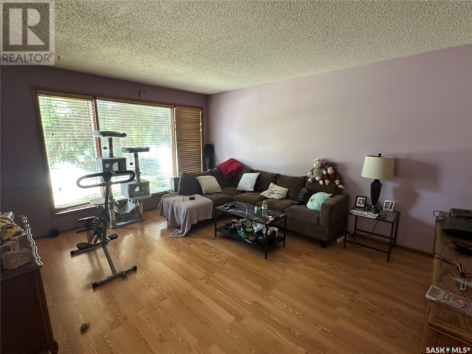 Photo 2 of 261 Bean Crescent, Weyburn SK