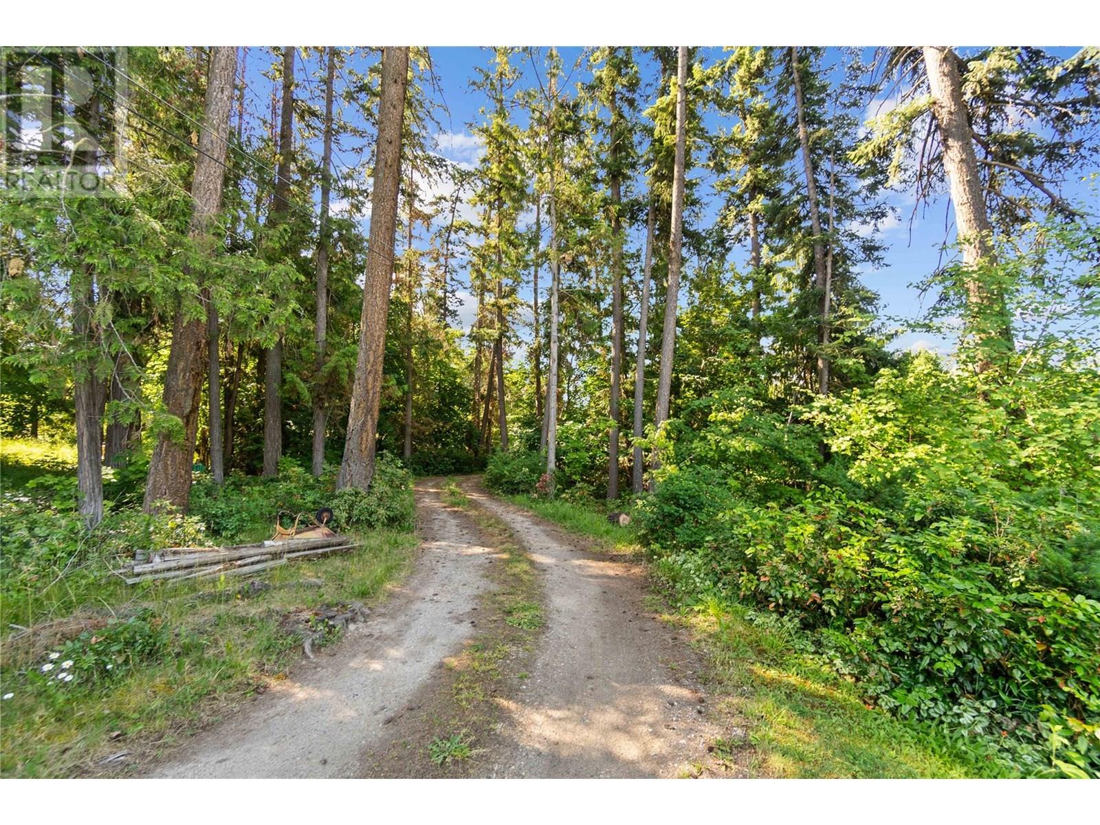 Photo 2 of 1801 20 Avenue Ne, Salmon Arm BC