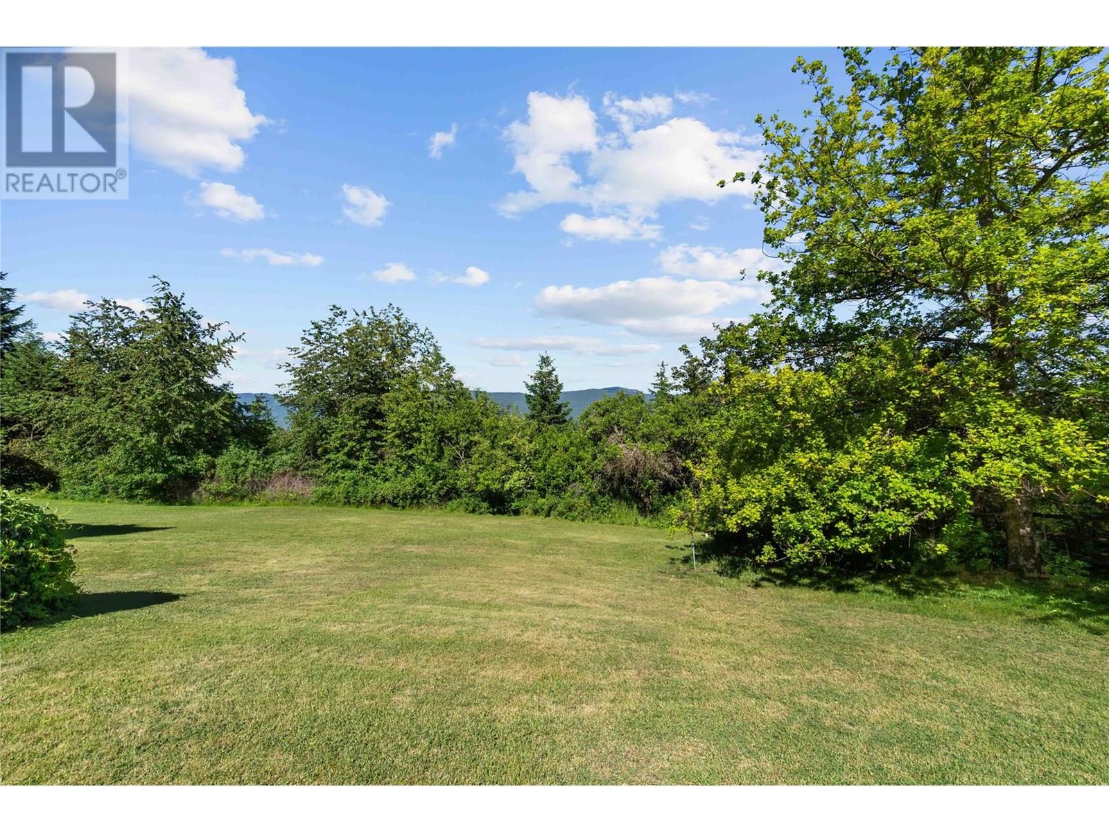 Photo 4 of 1801 20 Avenue Ne, Salmon Arm BC