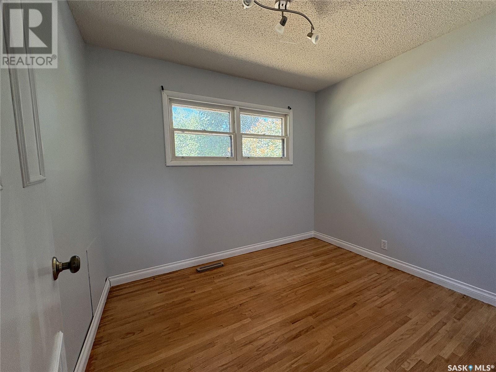Single Family House Bungalow for Sale in  th AVENUE NE Swift Current 