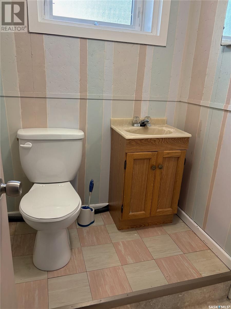 Single Family House Bungalow for Sale in  th AVENUE NE Swift Current 