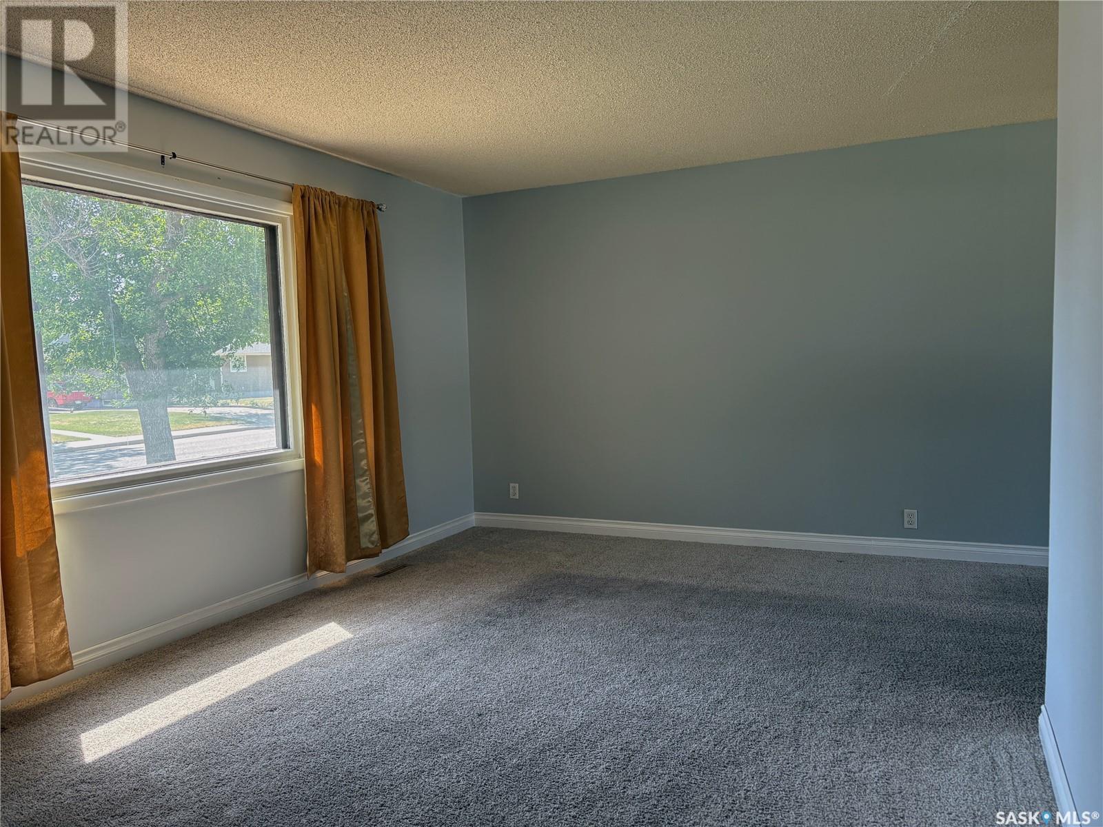 Single Family House Bungalow for Sale in  th AVENUE NE Swift Current 