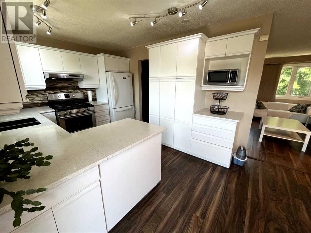 Single Family House Bi-level for Sale in  Rundleview Drive NE Rundle Calgary 