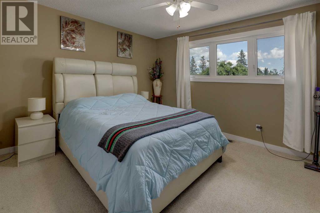 Single Family House Bi-level for Sale in  Rundleview Drive NE Rundle Calgary 