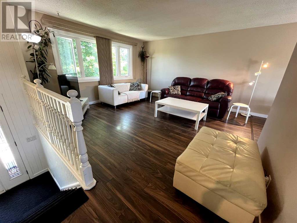 Single Family House Bi-level for Sale in  Rundleview Drive NE Rundle Calgary 