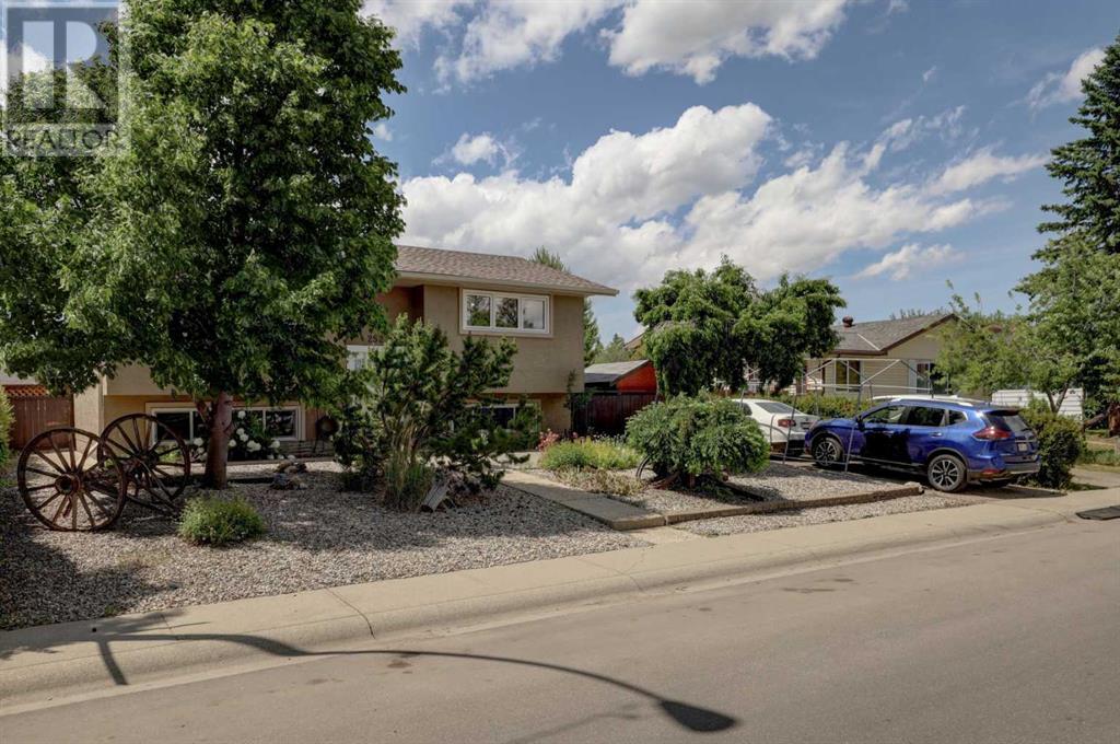 Single Family House Bi-level for Sale in  Rundleview Drive NE Rundle Calgary 