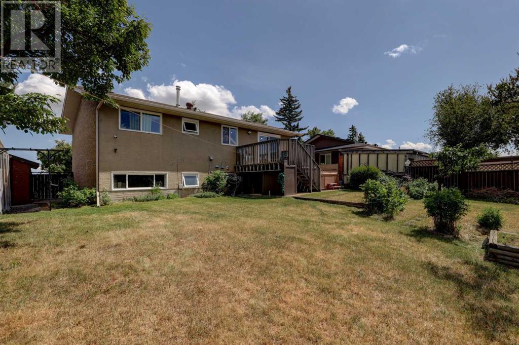 Single Family House Bi-level for Sale in  Rundleview Drive NE Rundle Calgary 