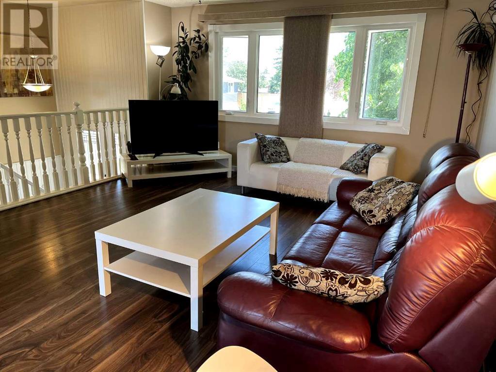 Single Family House Bi-level for Sale in  Rundleview Drive NE Rundle Calgary 