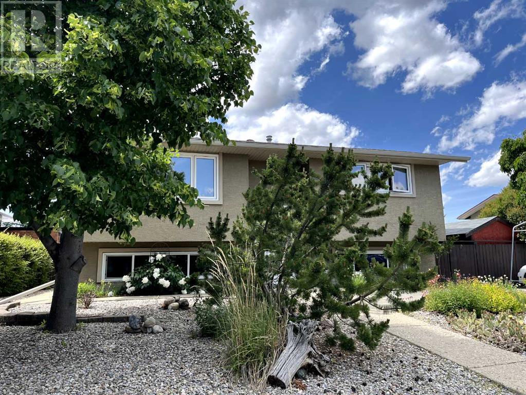 Single Family House Bi-level for Sale in  Rundleview Drive NE Rundle Calgary 