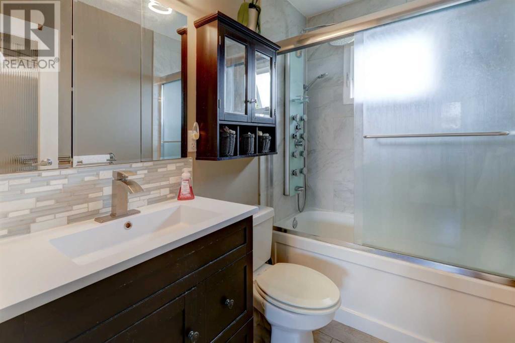 Single Family House Bi-level for Sale in  Rundleview Drive NE Rundle Calgary 