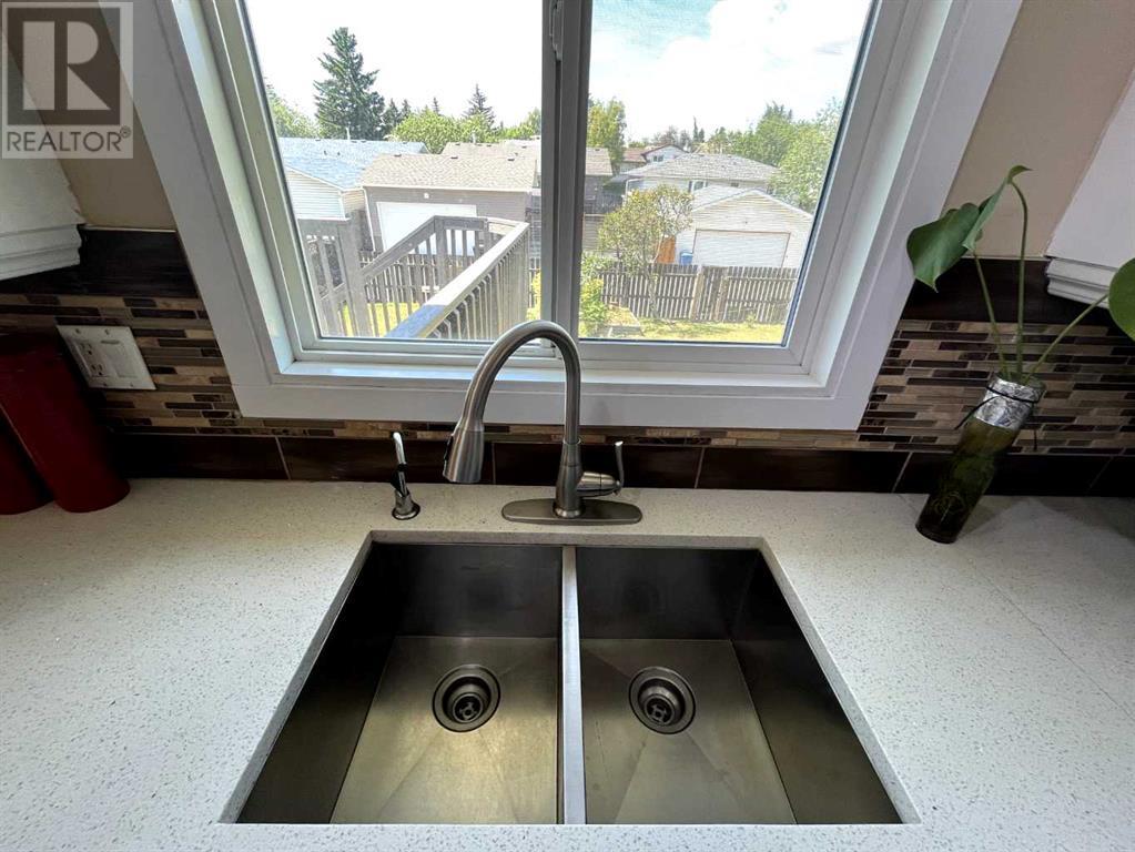 Single Family House Bi-level for Sale in  Rundleview Drive NE Rundle Calgary 