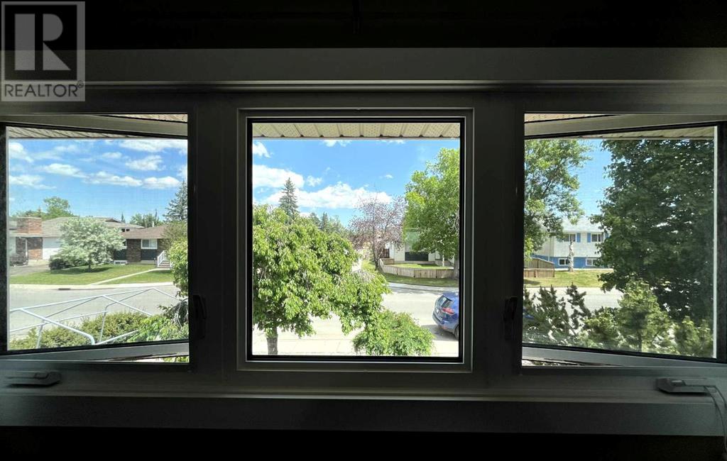 Single Family House Bi-level for Sale in  Rundleview Drive NE Rundle Calgary 