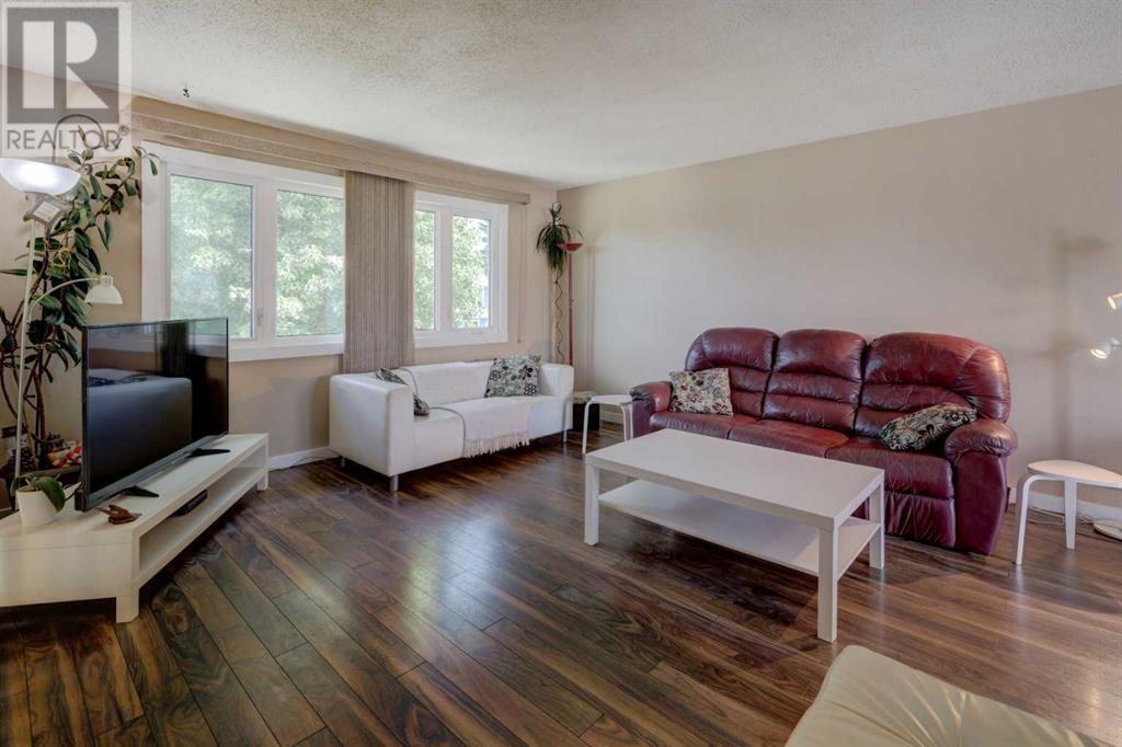 Single Family House Bi-level for Sale in  Rundleview Drive NE Rundle Calgary 
