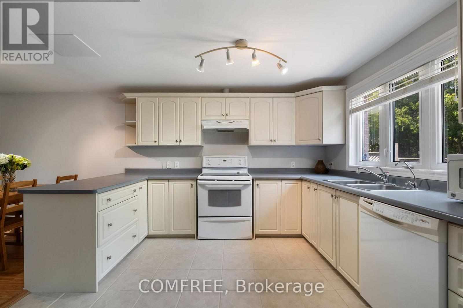 Photo 16 of 31 Metcalfe Drive, Bradford West Gwillimbury ON