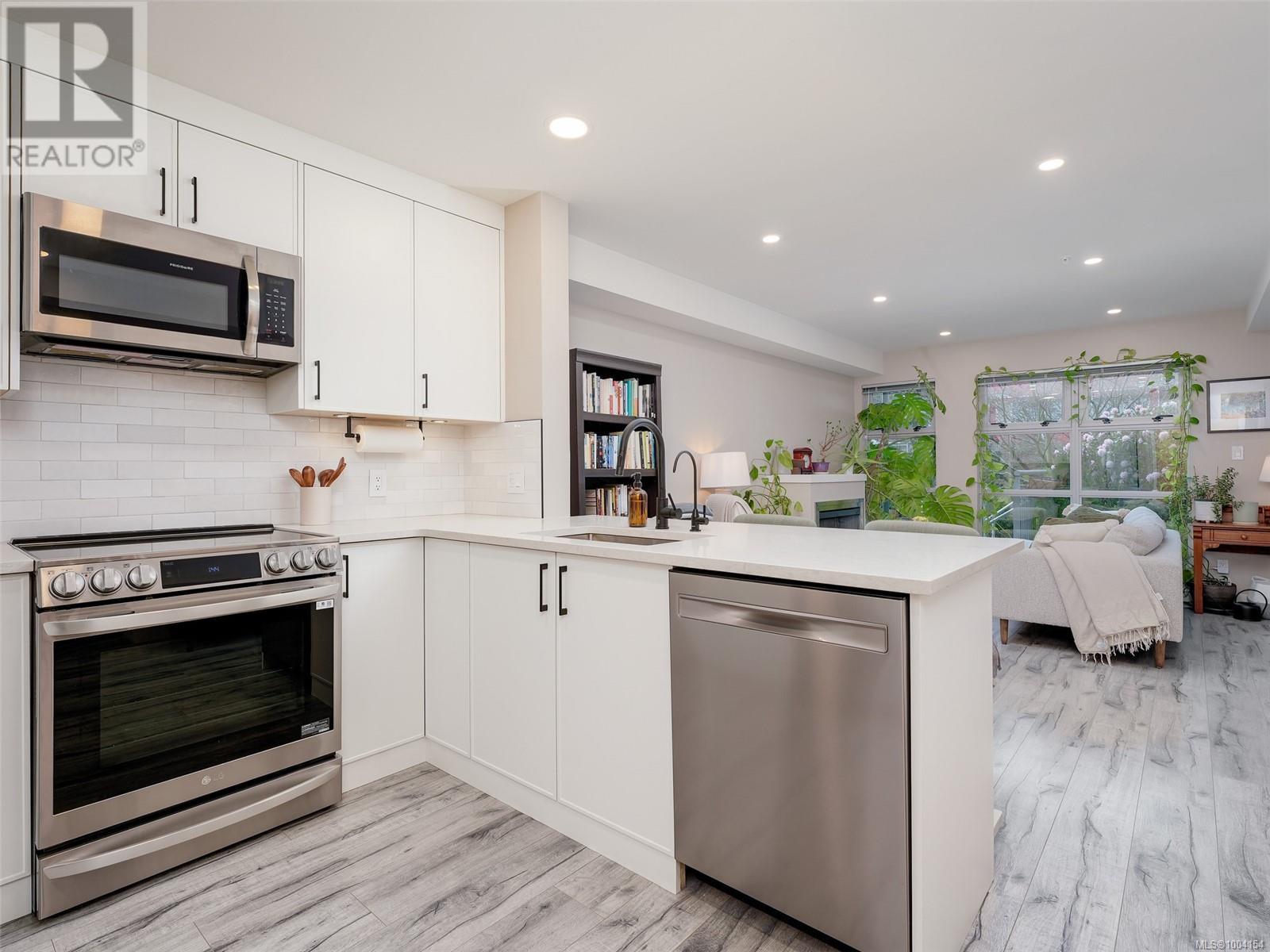 Photo 32 of 108 797 Tyee Rd, Victoria BC