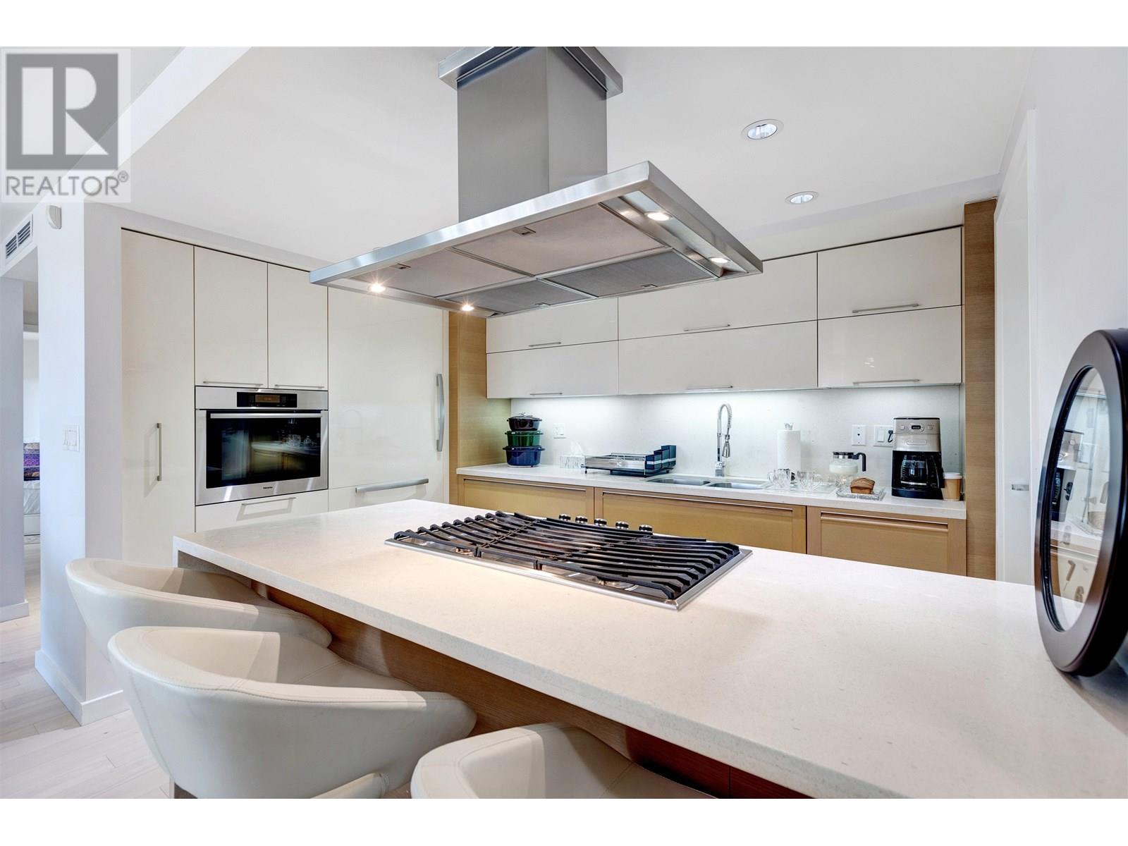 Photo 33 of 305 8 Smithe Mews, Vancouver BC