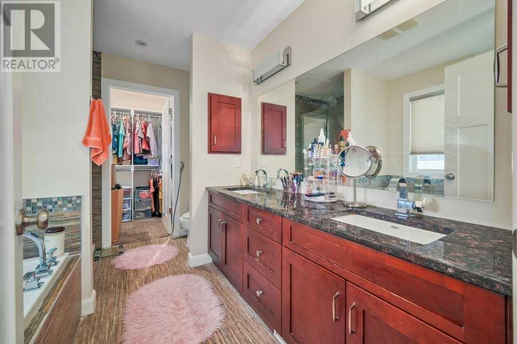Photo 1 of 7418 36 Avenue Nw, Calgary AB