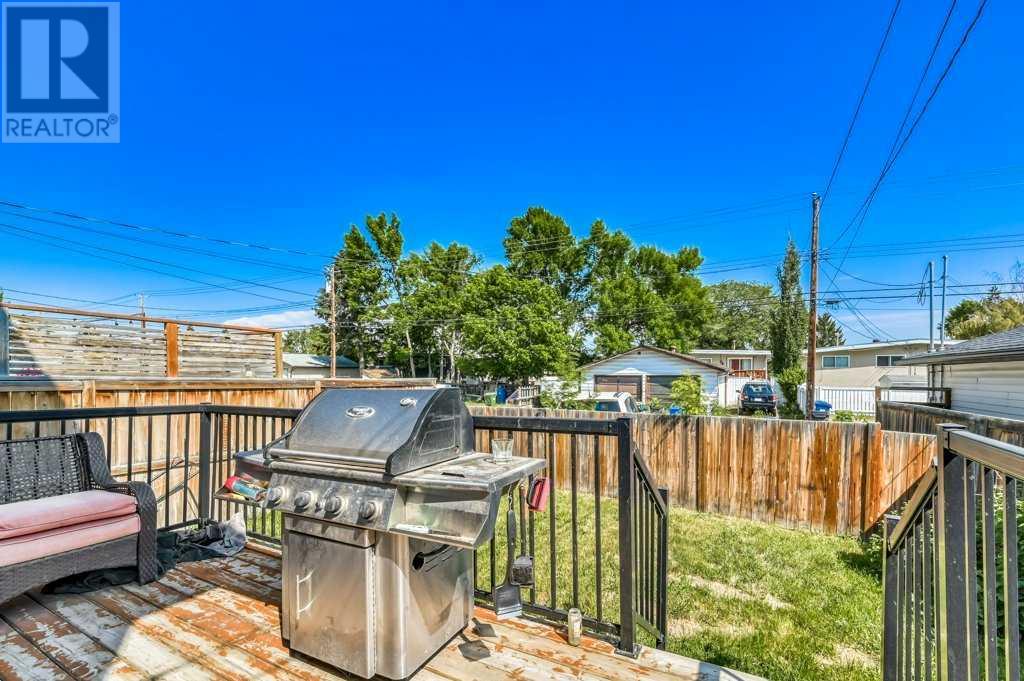 Photo 2 of 7418 36 Avenue Nw, Calgary AB