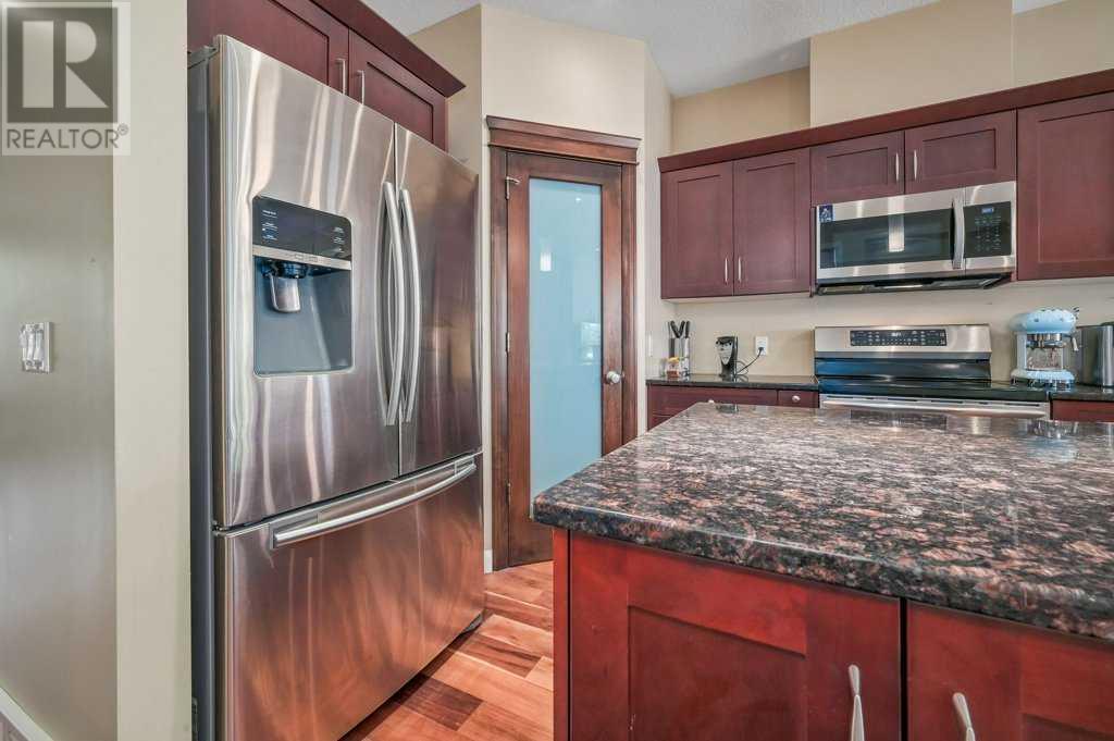 Photo 9 of 7418 36 Avenue Nw, Calgary AB