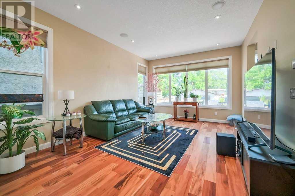 Photo 10 of 7418 36 Avenue Nw, Calgary AB